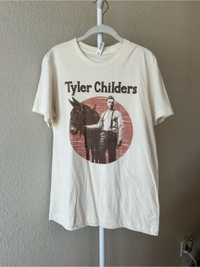 Tyler Childers with mule country music rustin’ in the rain cream tshirt medium